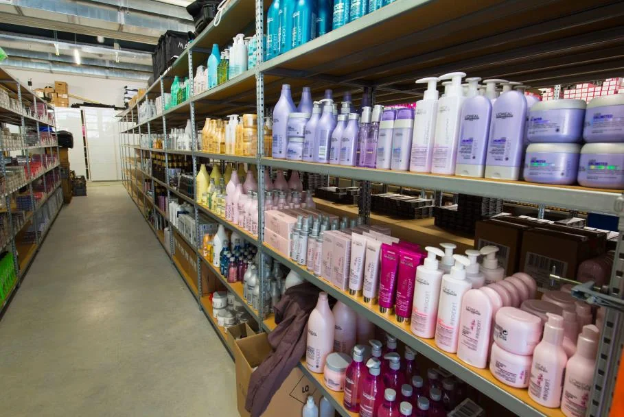 L'entrepôt CoiffureMarket à Puidoux, Suisse.